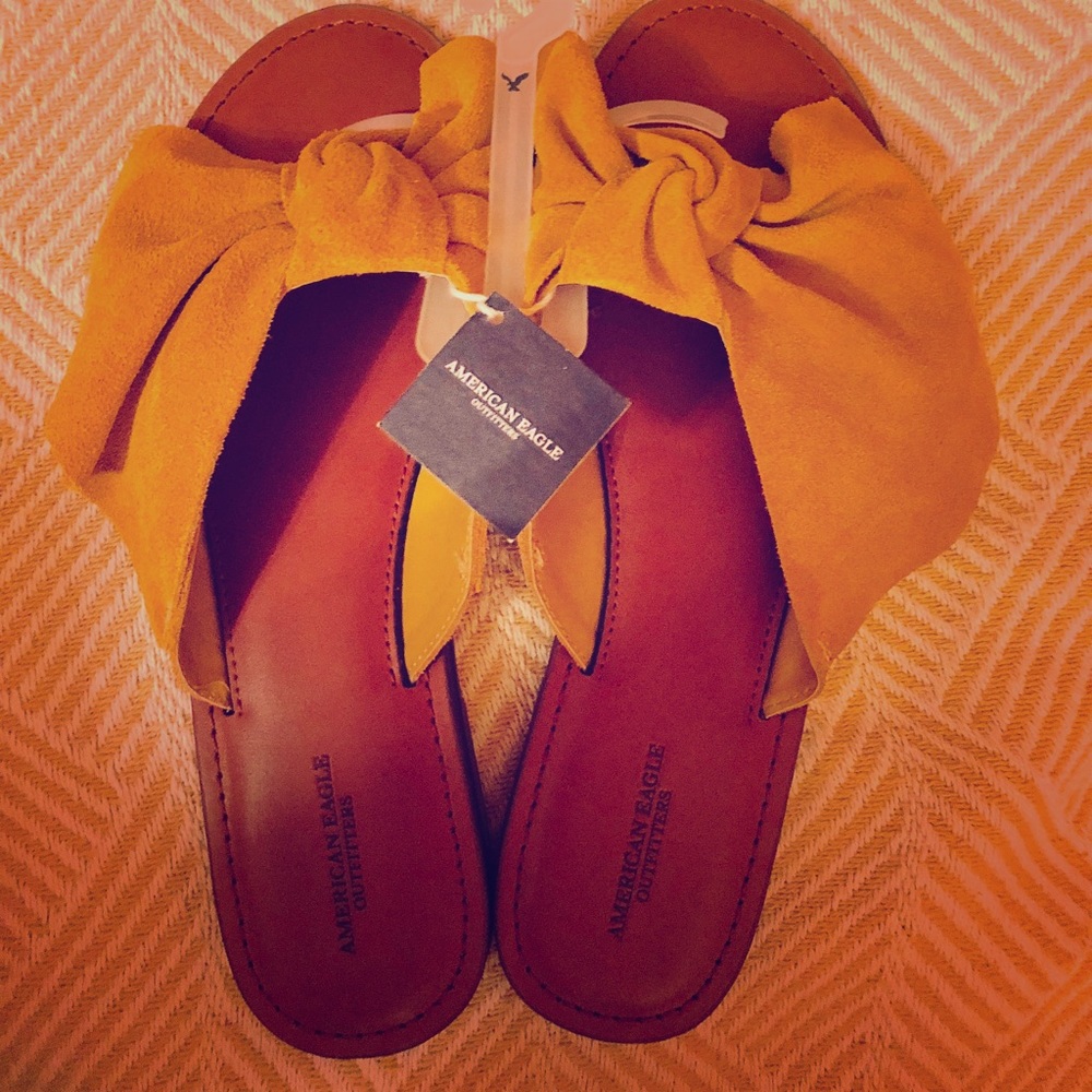 NWT Beautiful summer yellow leather suede sandals